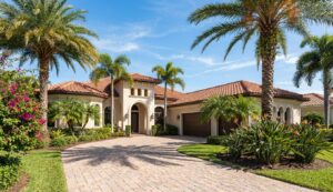 Who pays closing fees in venice?